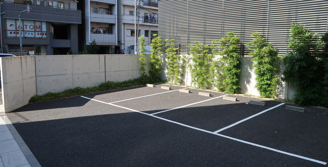 威光院境内駐車場